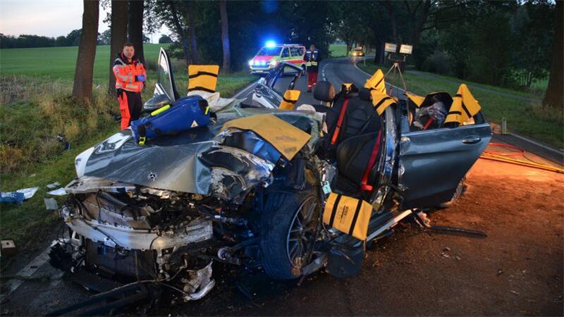 AMG-Mercedes prallt bei Harsefeld gegen Baum: Zwei Schwerverletzte Am Mercedes entstand ein Totalschaden.