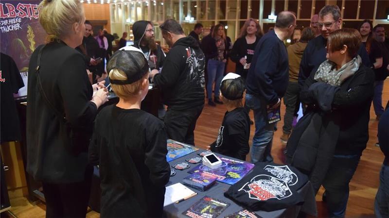 Am Merch-Stand können sich Fans mit T-Shirts, Patches und Schallplatten eindecken.