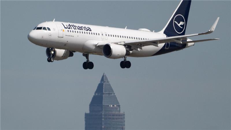 Am Messeturm links vorbei: Eine Maschine der Lufthansa ist im Landeanflug auf den Flughafen Frankfurt. 