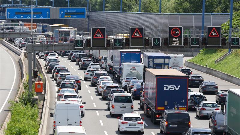 Am Mittag staute es sich auf der A7 in Richtung Süden. (Archivbild)