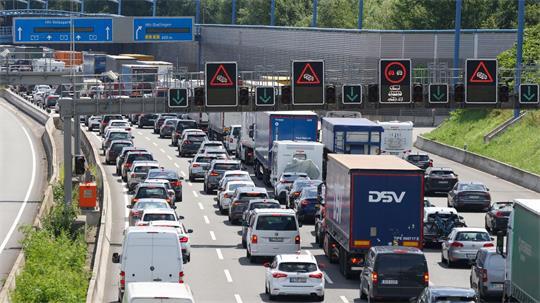 Am Mittag staute es sich auf der A7 in Richtung Süden. (Archivbild)