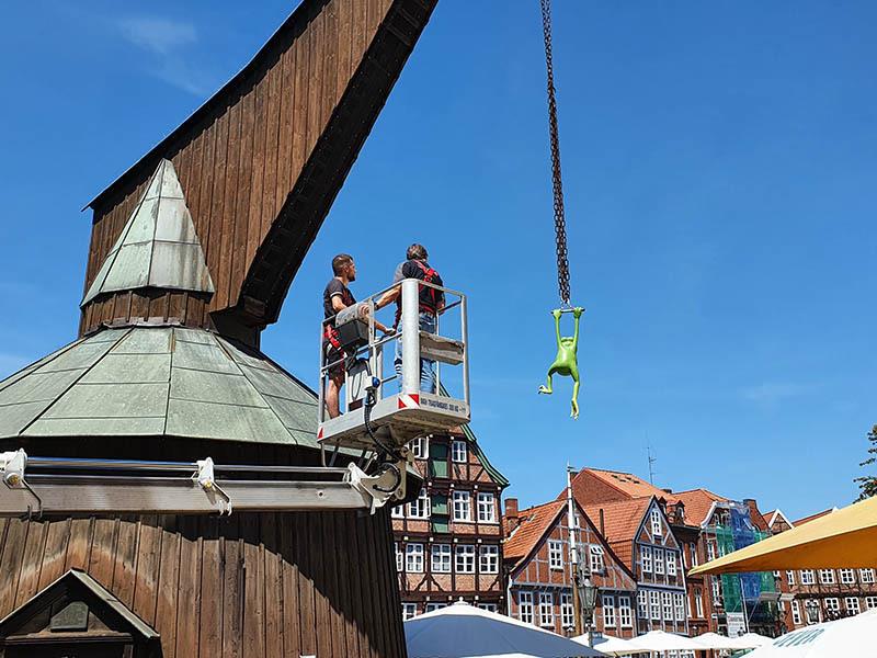 Frosch Frido am Fischmarkt: Tetsches Cartoons erobern Stader Hafen Am Mittwoch bauten Mitarbeiter einer Werbefirma die Exponate auf. Die Ausstellung läuft den ganzen Sommer. Fotos: Stade Marketing und Tourismus GmbH