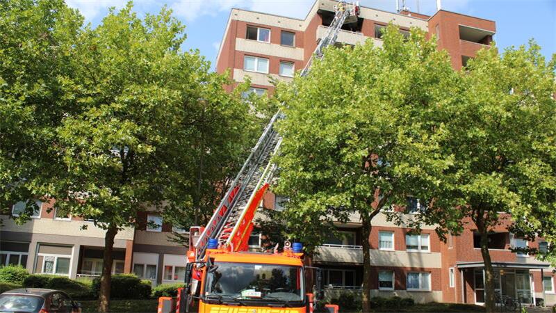 Dunkle Rauchwolke über Mehrfamilienhaus in Stade-Campe Eine Drehleiter steht vor einem Wohnhaus.