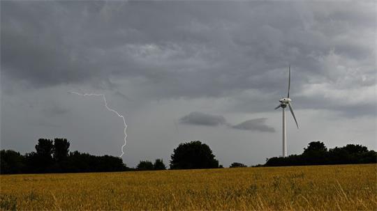 Am Mittwoch sind in Niedersachsen und Bremen auch Gewitter möglich. (Symbolbild)