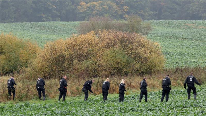 „Einfach so sinnlos“ - Erschütterung über Kinderleiche in Güstrow Am Mittwoch suchte die Polizei im erweiterten Umfeld des Fundortes einer Kinderleiche nach Spuren.