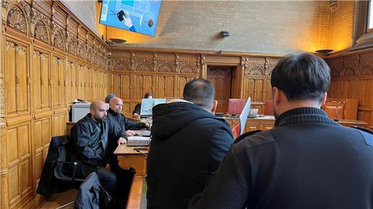 Am Mittwoch traf der Angeklagte im Gerichtssaal auf die beiden Opfer. Er wich ihrem Anblick nicht aus und notierte ständig ihre Aussagen. 