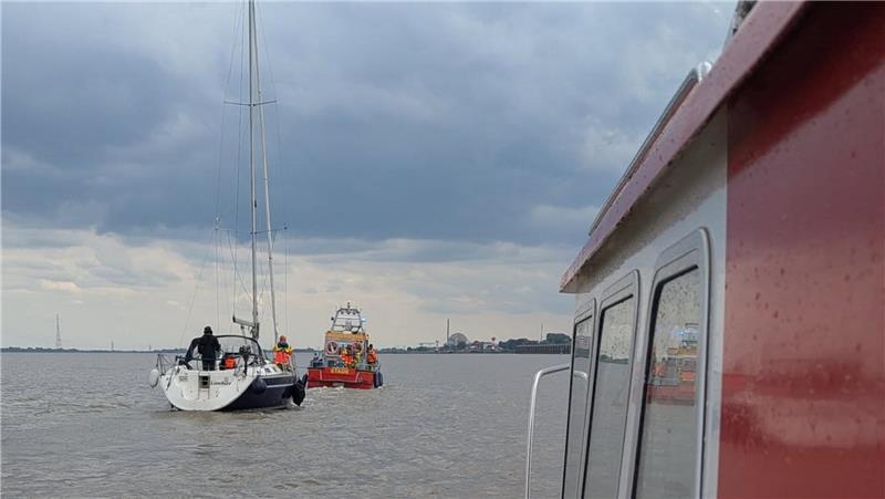 Zwölf-Tonnen-Segelboot mit Motorschaden auf der Elbe Am Mittwoch trieb ein weiteres Boot manövrierunfähig auf der Elbe vor Stadersand.