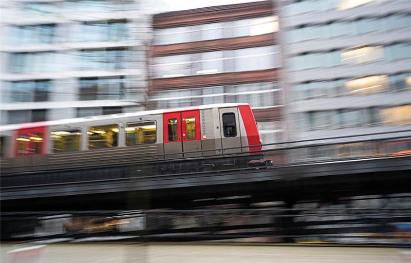 Am Mittwoch werden in Hamburg der U-Bahn- sowie der Busverkehr bestreikt. Foto: Daniel Reinhardt/dpa