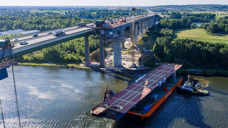 Wann Autos über die neue Rader Hochbrücke rollen Am Mittwochabend brachte ein Ponton das Mittelstück auf dem Kanal in Position.