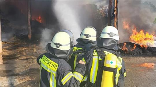 Am Mittwochabend ist in Wischhafen ein Strohlager in Brand geraten. Die Feuerwehrleute kämpfen gegen die Flammen.