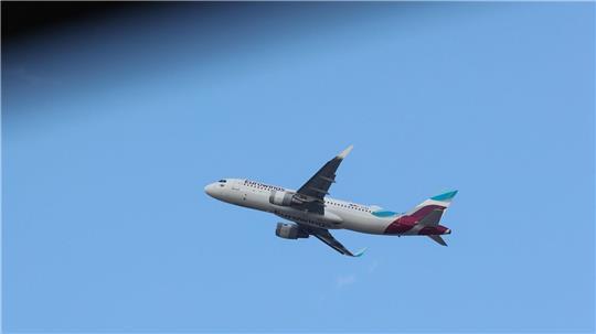 Am Mittwochabend musste ein Eurowings-Flieger kurz nach Abflug wieder zum Hamburg Airport zurückkehren. (Archivbild)