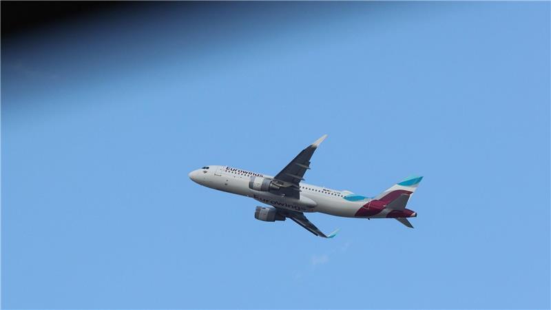 Kurz nach dem Take-off in Hamburg: Eurowings-Flugzeug muss umkehren Am Mittwochabend musste ein Eurowings-Flieger kurz nach Abflug wieder zum Hamburg Airport zurückkehren. (Archivbild)