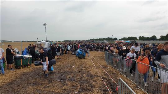 Am Mittwochmittag erreichten die ersten Festivalcamper das matschige Deichbrand-Gelände. Foto: Overschmidt
