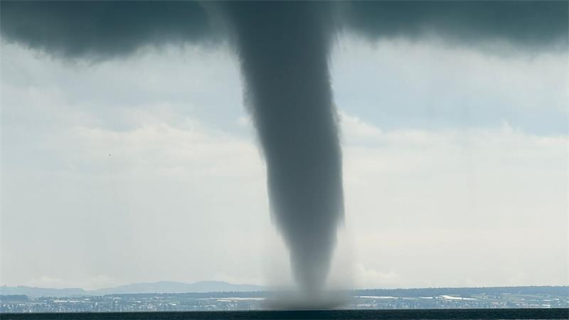 Am Mittwochmittag hat sich ein Tornado auf dem Bodensee vor Friedrichshafen gebildet. 