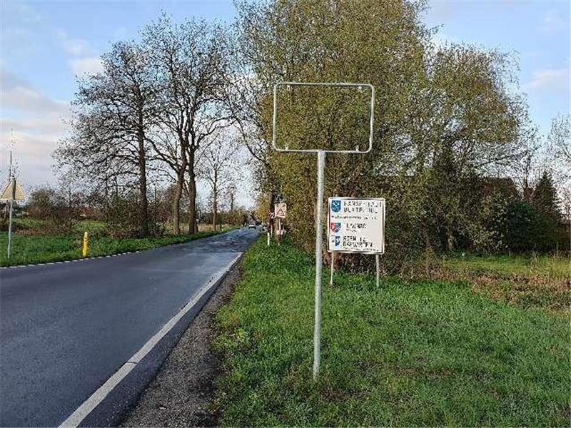 Am Mittwochmorgen haben Diebe das Ortsschild in der Rübker Straße in Buxtehude gestohlen. Foto: Polizei