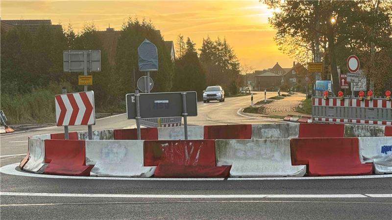 Wieder freie Fahrt in Dammhausen - warum ging das so schnell? Am Mittwochmorgen wirkt die Ortsdurchfahrt Dammhausen wie für den Verkehr freigegeben. Zumindest versperren Baken nicht mehr die Zufahrt aus dem Kreisverkehr.