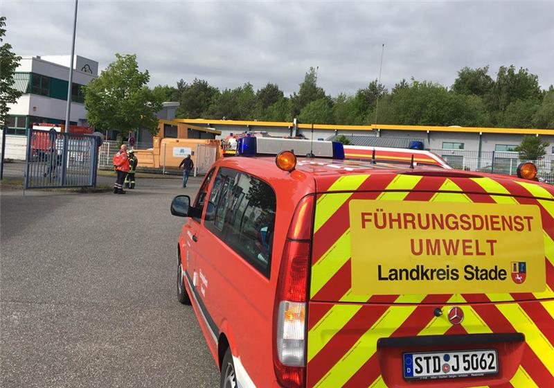 Am Mittwochmorgen wurde bei Implantcast in Buxtehude CO2-Alarm ausgelöst. Die Feuerwehren sind mit einem Großaufgebot im Einsatz. Fotos: Richter