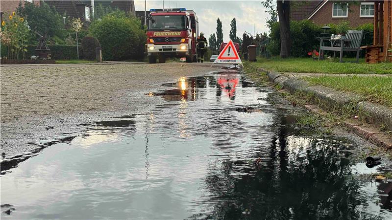 Starkregen: 90 Einsätze im Kreis Stade – Autofahrer eingeschlossen Am Mittwochmorgen wurde die Feuerwehr in Jork erneut zu einem Wassereinsatz alarmiert.