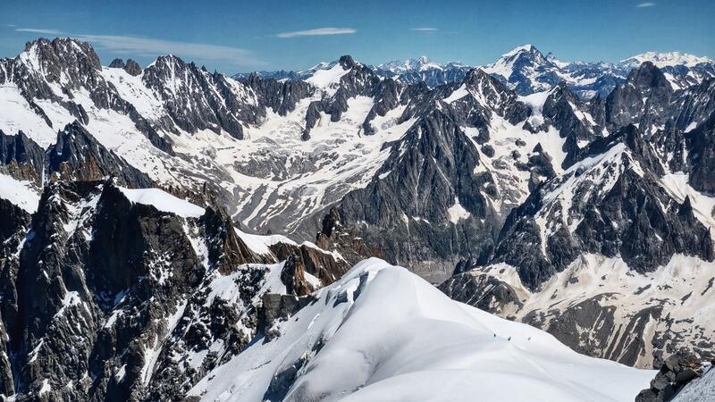 Zwei Menschen durch Lawine am Montblanc getötet Am Mont Blanc sind zwei Skifahrer bei einbem Lawinenabgang ums Leben gekommen (Archivbild von 2020).