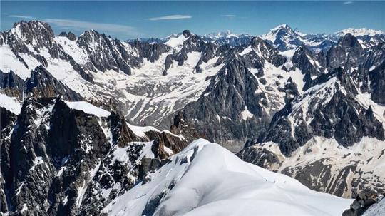 Am Mont Blanc sind zwei Skifahrer bei einbem Lawinenabgang ums Leben gekommen (Archivbild von 2020).