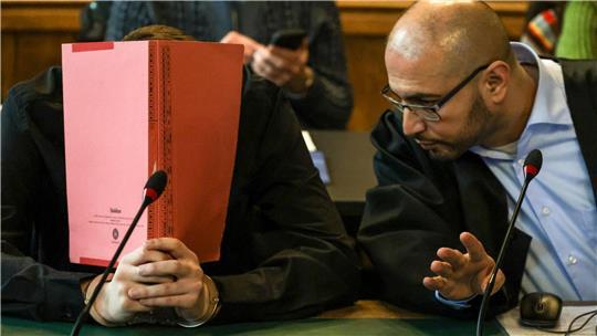 Am Montag begann in Bremen der Prozess gegen zwei Männer, die einen Terror-Anschlag auf eine Klinik in Bremerhaven geplant haben sollen. Einer der Angeklagten ließ eine Erklärung von Anwalt Manar Taleb (rechts) verlesen.