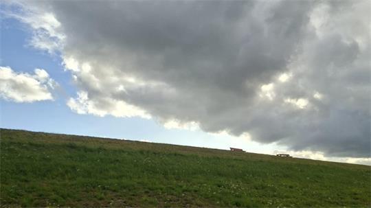 Regenwolke schiebt sich vor den blauen Himmel im Alten Land.