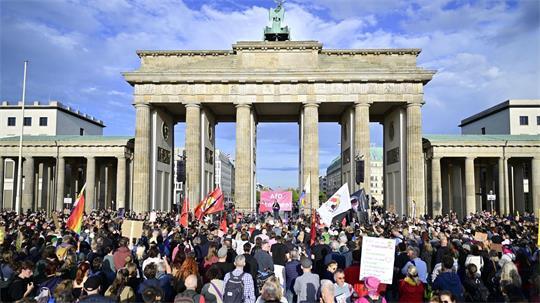 Am Montag demonstrierten in Berlin Menschen gegen die AfD.