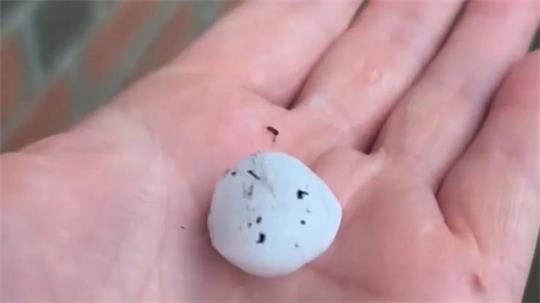 Am Montag fielen Hagelkörner in Golfball-Größe vom Himmel.