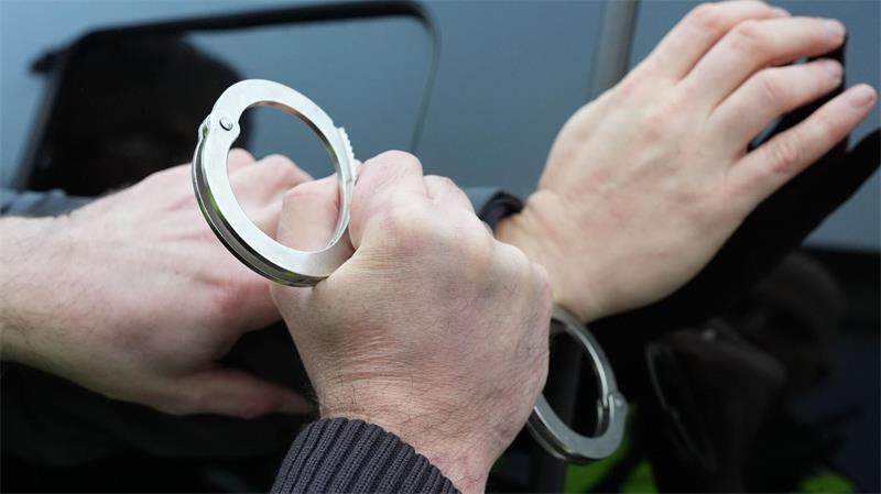 Am Montag klicken in Bremervörde die Handschellen: Die Polizei hat den 17-jährigen Beschuldigten festgenommen.