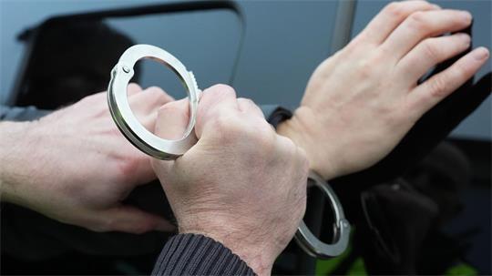 Am Montag klicken in Bremervörde die Handschellen: Die Polizei hat den 17-jährigen Beschuldigten festgenommen.