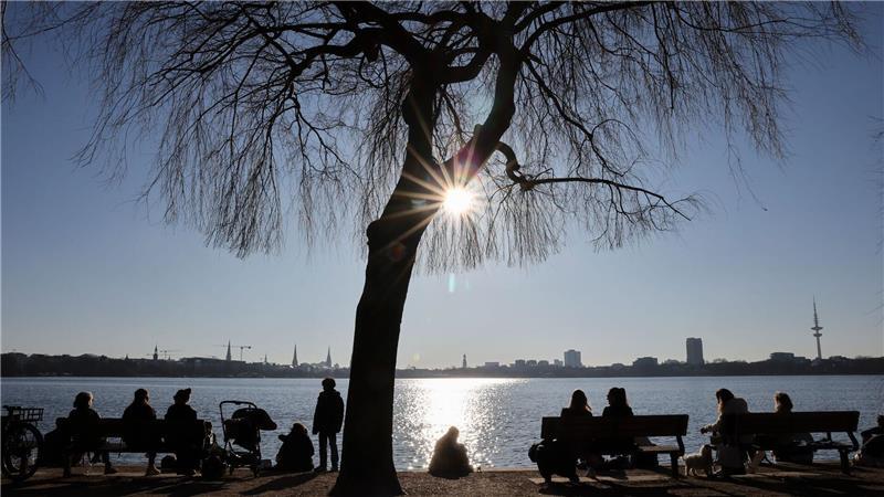 Am Montag können die Menschen in Schleswig-Holstein und Hamburg noch Sonne und milde Temperaturen genießen, danach wird es wieder frischer. (Archivbild)