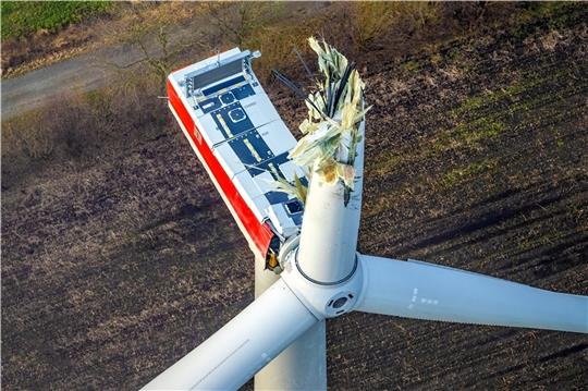 Am Montag muss das kaputte Rotorblatt abgebaut sein. Der Landkreis Rotenburg hatte dem Betreiber ein Ultimatum gesetzt. Foto: Elsen
