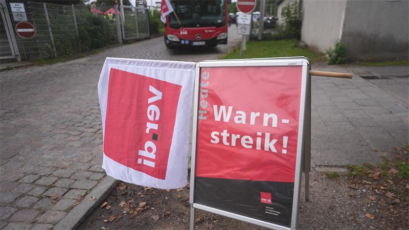 Am Montag sind die Beschäftigten der Stadtbusse in den vier kreisfreien Städten in Schleswig-Holstein zum Warnstreik aufgerufen. (Archivbild)