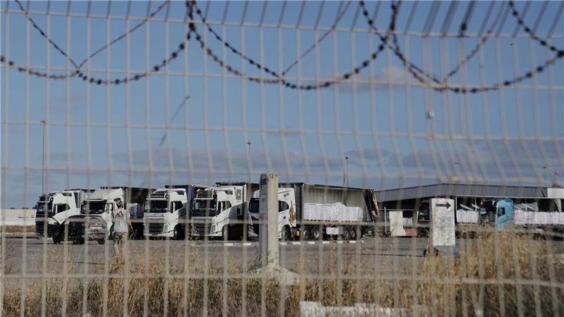 Am Montag war erstmals seit fast drei Monaten wieder humanitäre Hilfe in das umkämpfte Gebiet gekommen – israelischen Angaben zufolge waren es aber zunächst nur fünf Lastwagen. 