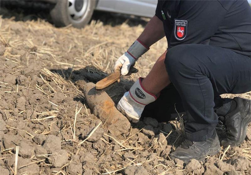 Am Montag wurde auf einem Acker in Balje eine Sprenggranate aus dem 2. Weltkrieg gefunden. Foto: Polizei