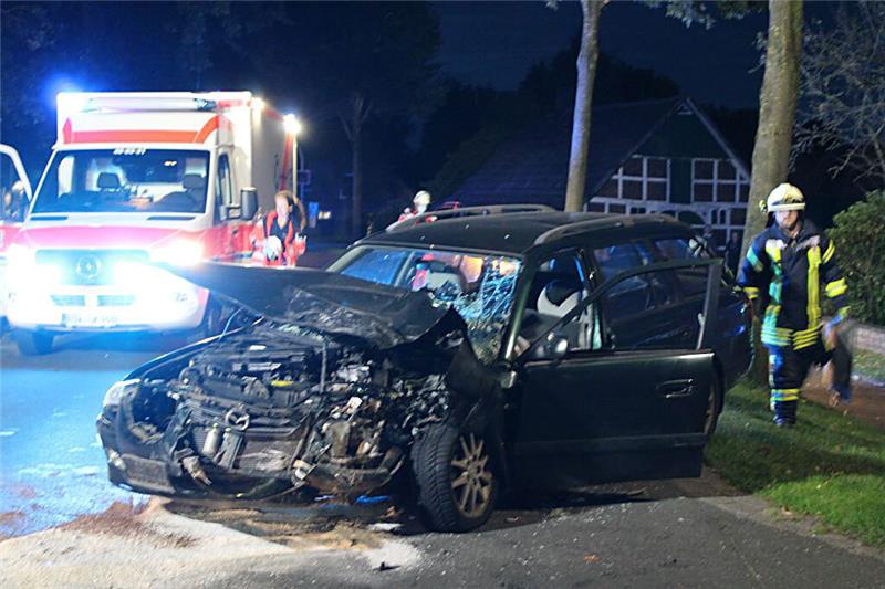 Mazda-Fahrer nach Unfall in Wangersen verletzt Am Montagabend sind in Wangersen ein Mazda und ein Milchtankwagen kollidiert. Foto: Bockelmann