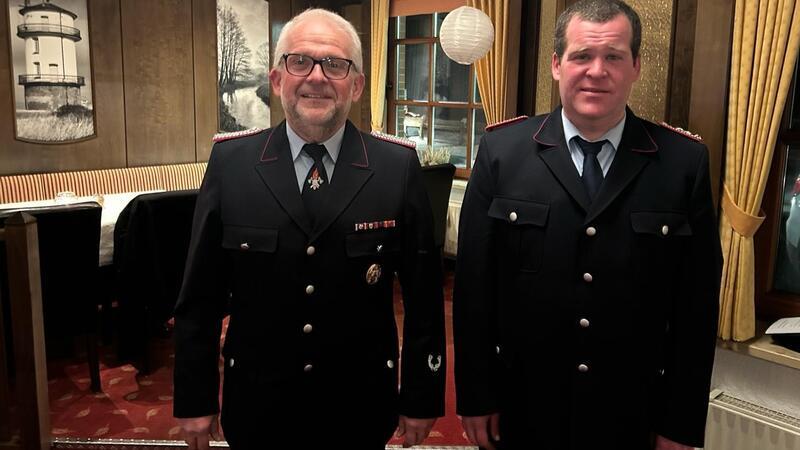 Am Montagabend wurde Jochen Bull (rechts) zum neuen Ortsbrandmeister gewählt. Er folgt damit seinem Vater Arno Bull.