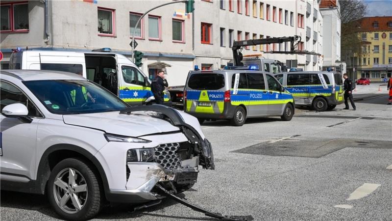 Trotz Martinshorn: Autofahrer kracht in Polizeiwagen – zwei Verletzte Am Montagmittag ist es in Bremerhaven zu einem Unfall gekommen, in den auch ein Polizeiwagen verwickelt war.