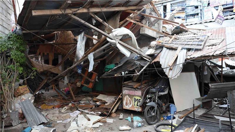 Philippinen nach dem Beben: Zahl der Opfer steigt Am Montagmorgen hatte das Beben der Stärke 7,8 - laut der US-Erdbebenwarte USGS das weltweit stärkste des Jahres - die philippinische Insel Mindanao erschüttert.
