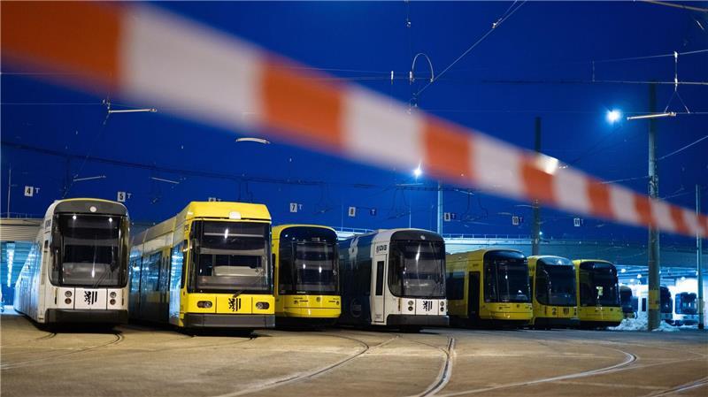 Am Montagmorgen standen in vielen Teilen Deutschlands - wie hier in Dresden - die Busse und Straßenbahnen still.