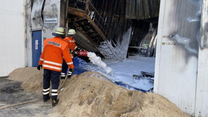 Nach Großbrand in Lamstedt: „Größter Albtraum ist wahr geworden“ Am Montagmorgen war die Lamstedter Feuerwehr mit Nachlöscharbeiten beschäftigt. Es qualmte noch aus der Ruine. Die Wehrleute setzten hier Löschschaum ein.
