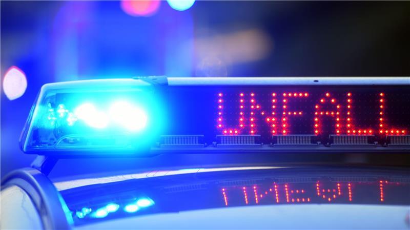 Am Montagnachmittag ist bei Sottrum ein Lieferfahrer ums Leben gekommen. Der Mann war mit dem Pkw gegen einen Baum geprallt und aus dem Fahrzeug geschleudert worden.