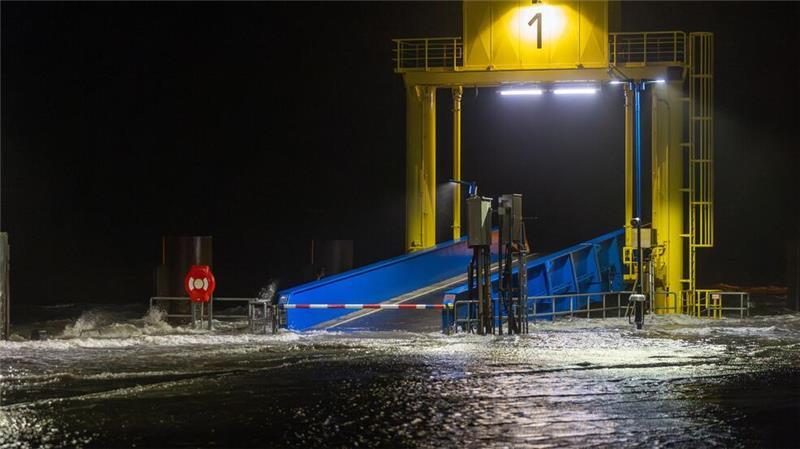 Am Morgen können wegen der Sturmflut keine Fähren fahren.