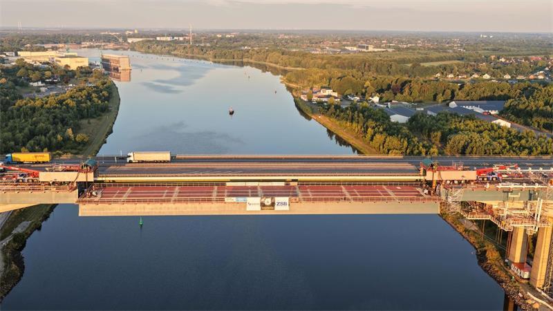 Wann Autos über die neue Rader Hochbrücke rollen Am Morgen liefen die letzten Arbeiten.