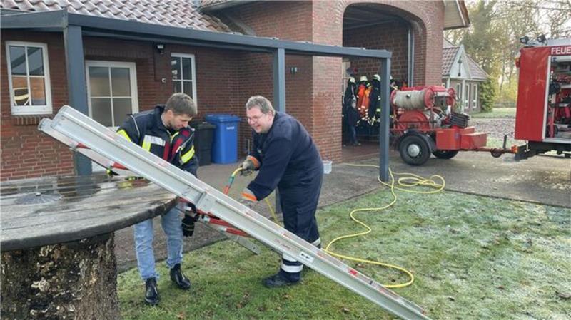 Flammen vernichten Kehdingbrucher Reetdachhaus: Senioren stehen vor dem Nichts Am Morgen nach dem Einsatz mussten Ortsbrandmeister Christian Söhle und seine Truppe im Feuerwehrhaus wieder alles einsatzbereit machen.