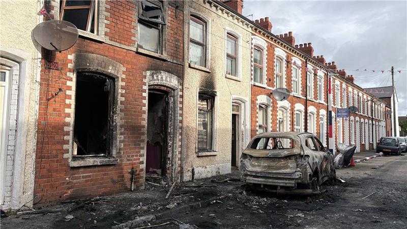 Krawalle in Belfast erschüttern das Vereinigte Königreich Am Morgen nach den Ausschreitungen zeigt sich ein Bild der Verwüstung.