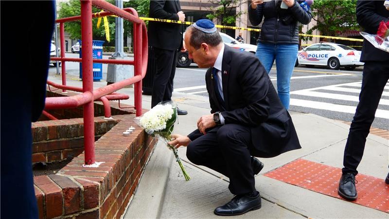 Mann tötet zwei Mitarbeiter von Israels Botschaft in USA Am Morgen nach der Attacke versammelten sich Menschen am Tatort, um an das getötete Paar zu erinnern - darunter auch Israels Wirtschaftsminister Nir Barkat.