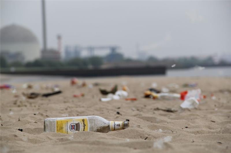 Am Morgen nach der Schüler-Feier ist der Strand übersät mit Schnapsflaschen, Plastikbechern und anderem Abfall. Fotos: Meybohm