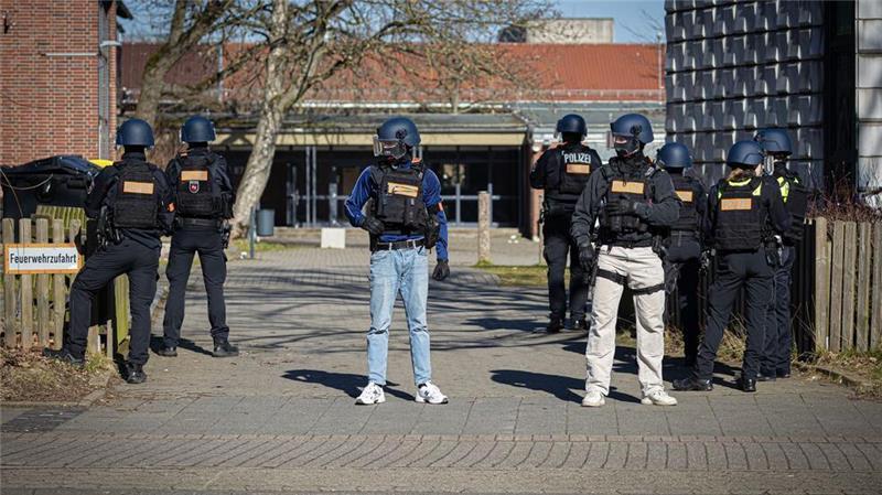 Am Morgen rückt ein Großaufgebot der Polizei zu einer Braunschweiger Schule aus. 