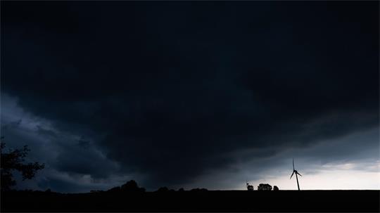 Am Morgen sind lokale Unwetter im Norden Niedersachsens möglich. (Archivbild)